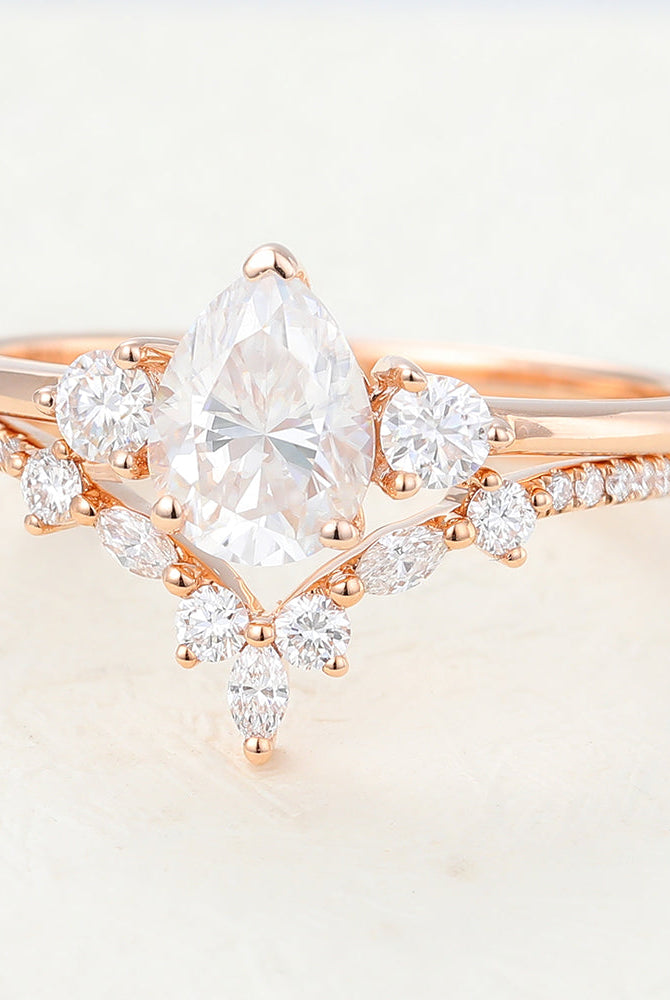 pear-moissanite-three-stones-bridal-ring-set
