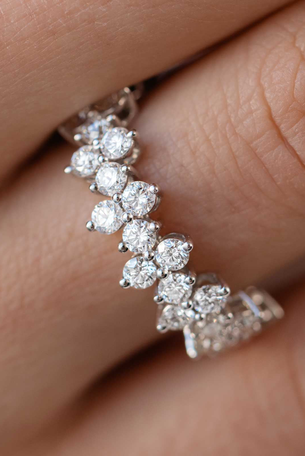 round-shaped-moissanite-cluster-wedding-band