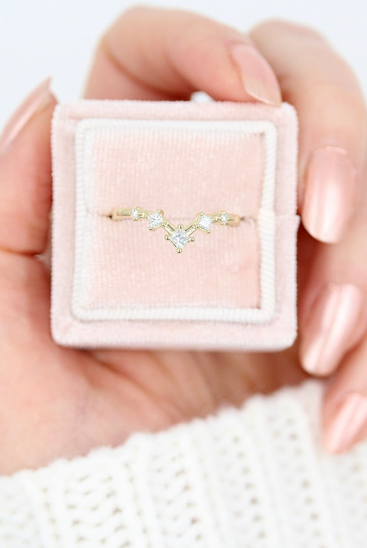 princess-round-cut-curved-moissanite-wedding-band