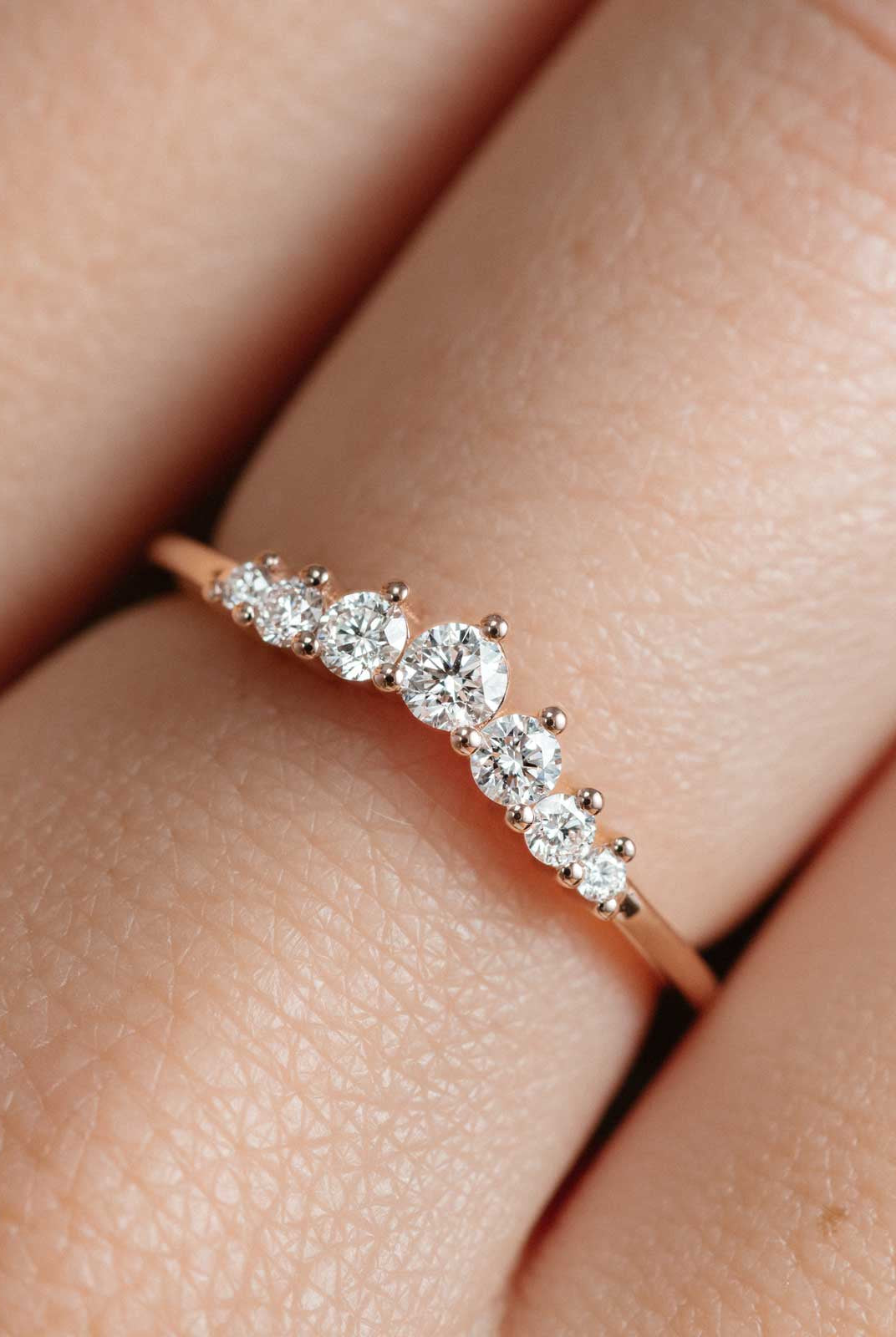 round-shaped-moissanite-seven-stones-wedding-band
