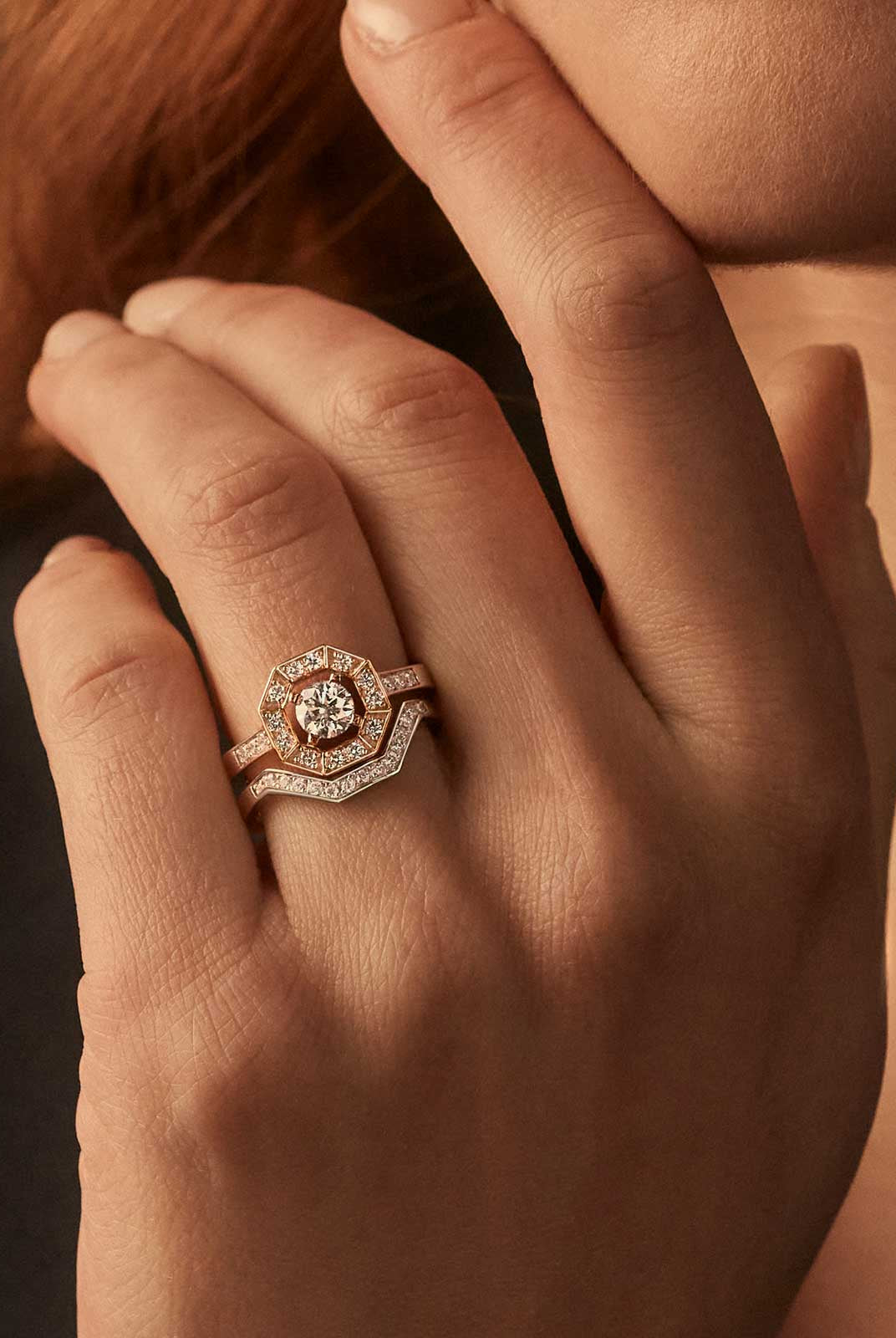 round-shaped-moissanite-curved-wedding-band