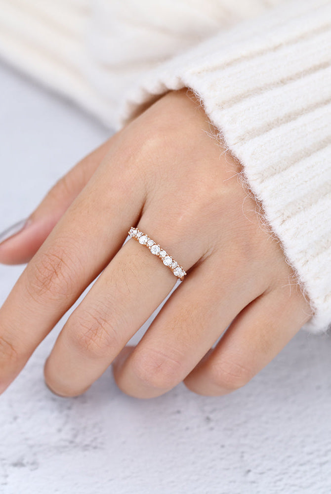 round-shaped-moissanite-cluster-wedding-band