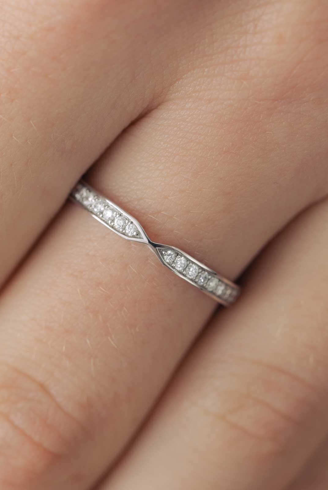 round-shaped-moissanite-channel-setting-wedding-band