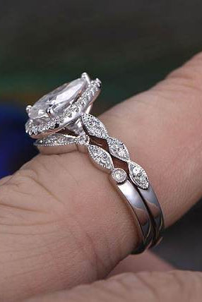 pear-cut-halo-moissanite-bridal-ring-set