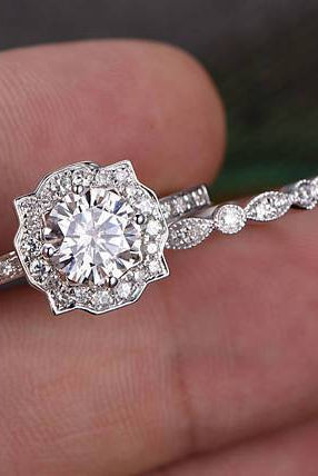 round-vintage-style-moissanite-bridal-ring-set