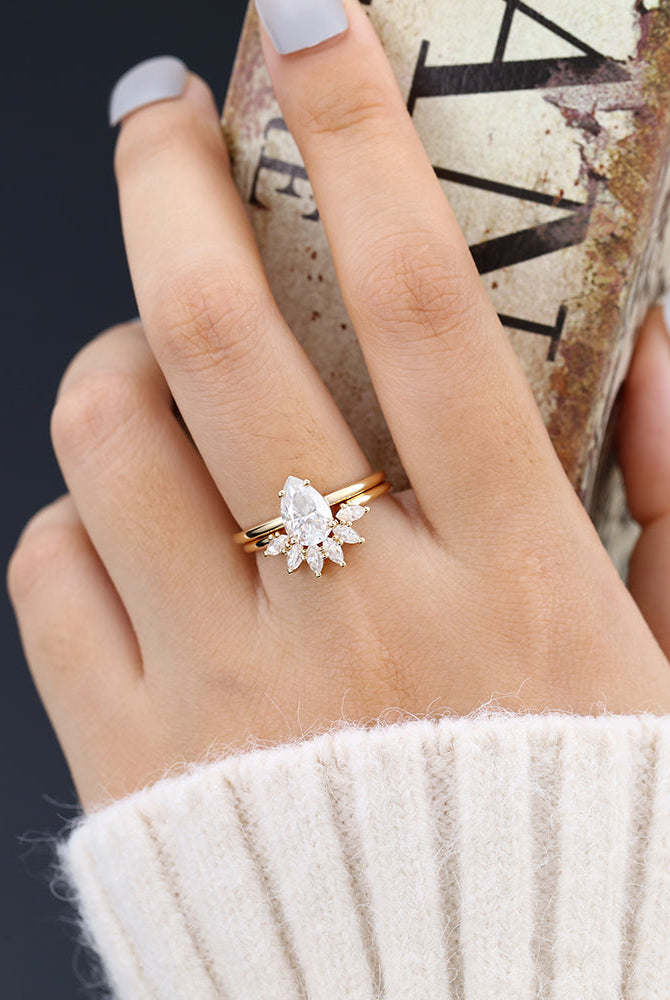 pear-moissanite-solitaire-bridal-ring-set