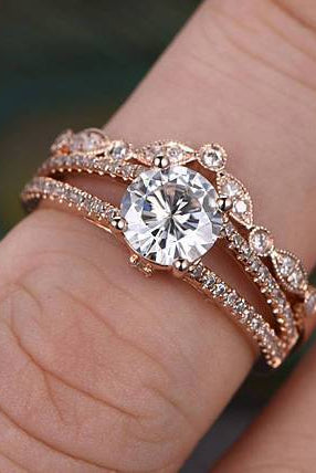 round-cut-solitaire-split-shank-moissanite-bridal-ring-set