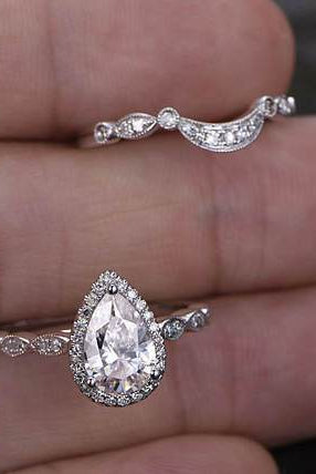 1-0-ct-pear-cut-halo-moissanite-bridal-ring-set