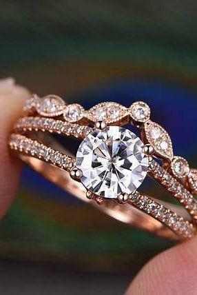 round-cut-solitaire-split-shank-moissanite-bridal-ring-set
