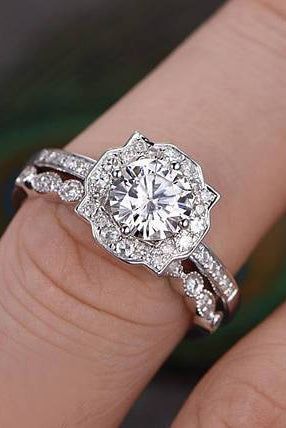 round-vintage-style-moissanite-bridal-ring-set