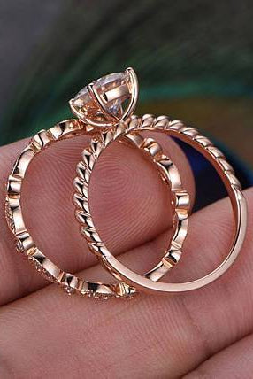 round-solitaire-twisted-pave-moissanite-bridal-ring-set