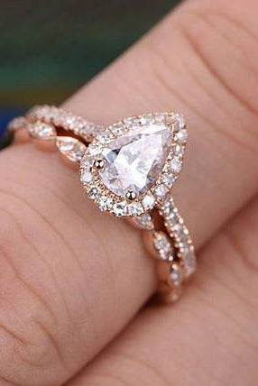 1-0-ct-pear-cut-halo-milgrain-style-moissanite-bridal-ring-set