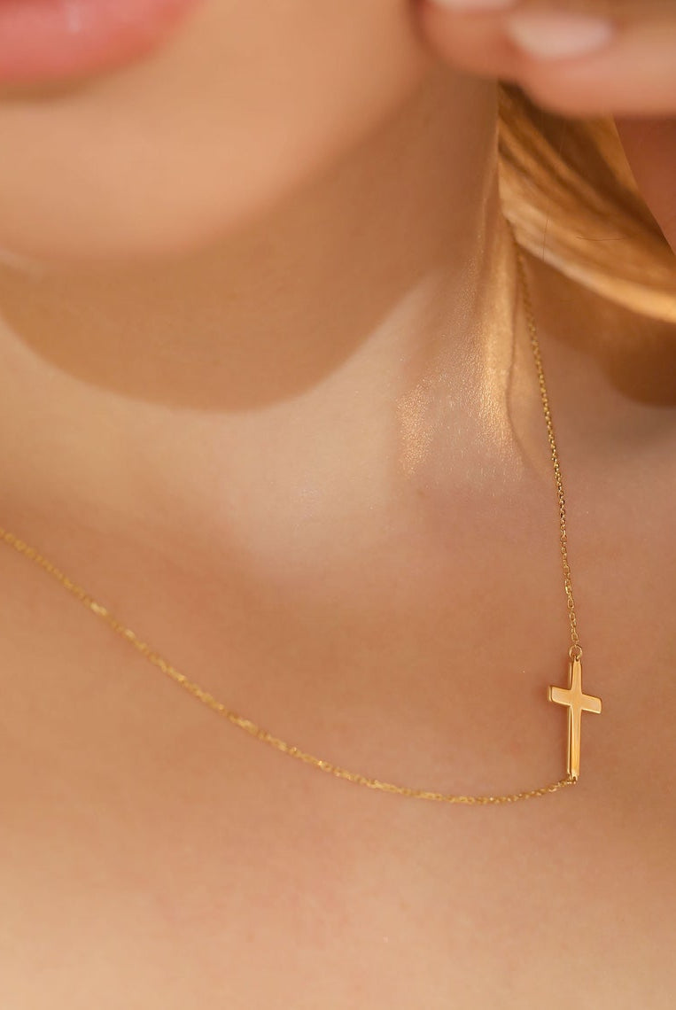 minimalist-cross-pendant-necklace-for-her