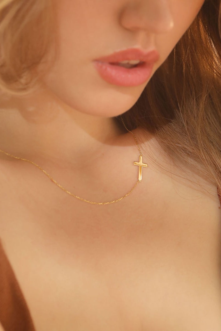 minimalist-cross-pendant-necklace-for-her