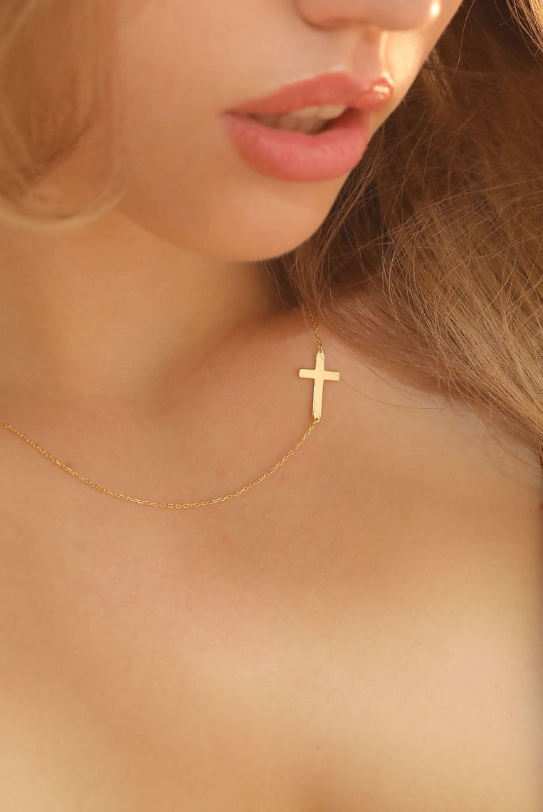 minimalist-cross-pendant-necklace-for-her