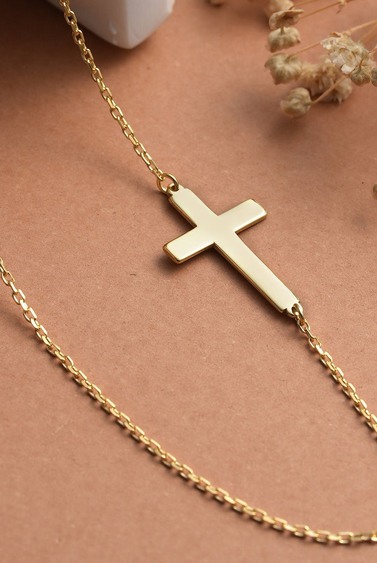 minimalist-cross-pendant-necklace-for-her