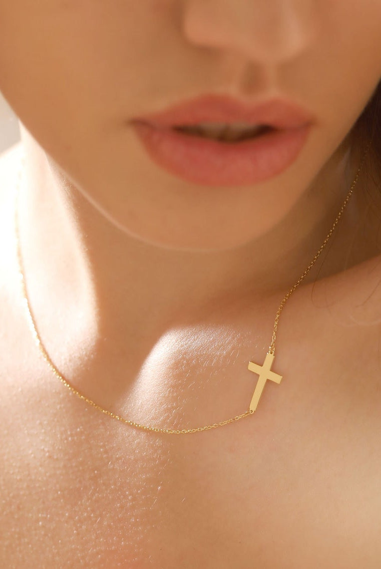minimalist-cross-pendant-necklace-for-her