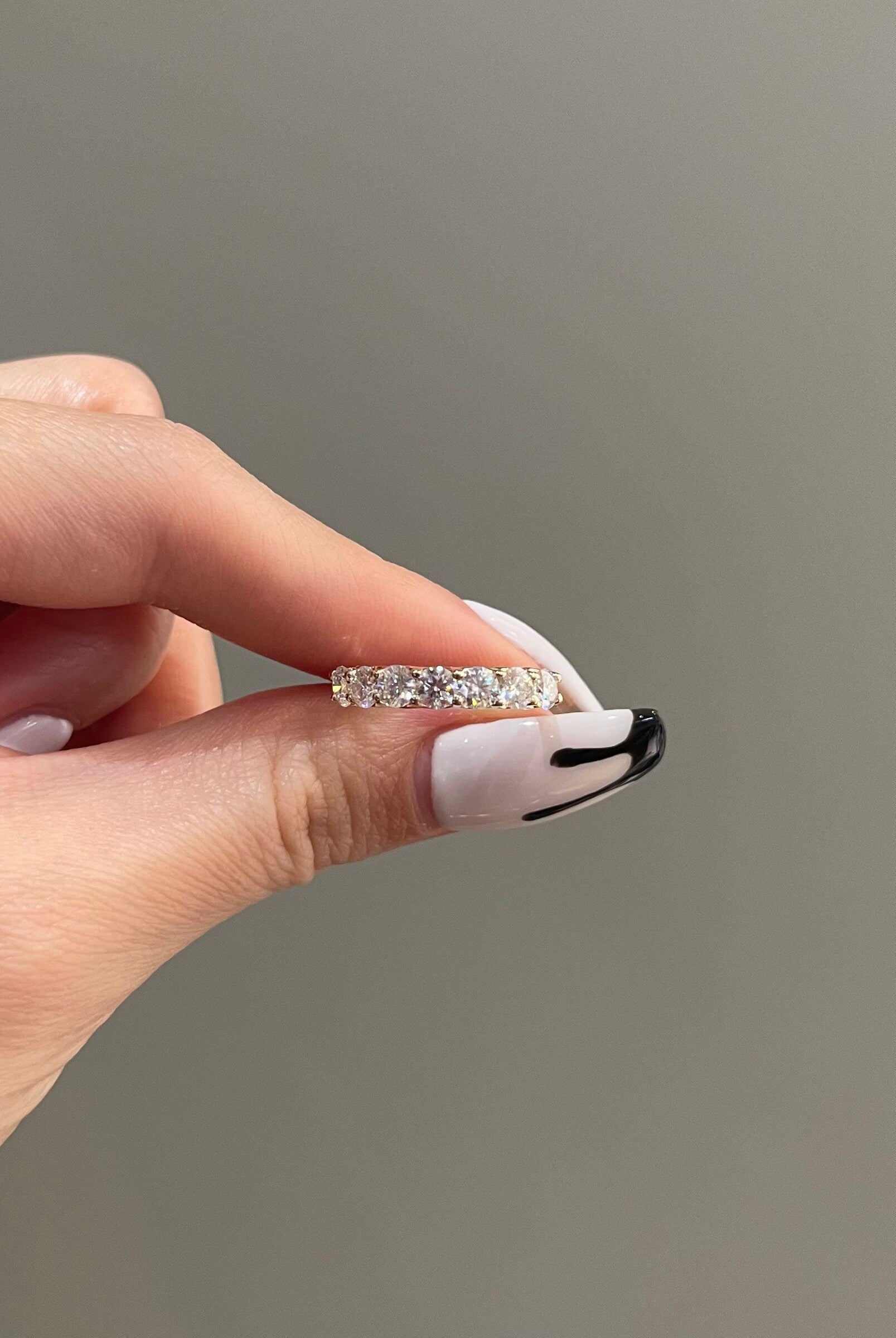 round-shaped-moissanite-five-stones-wedding-band