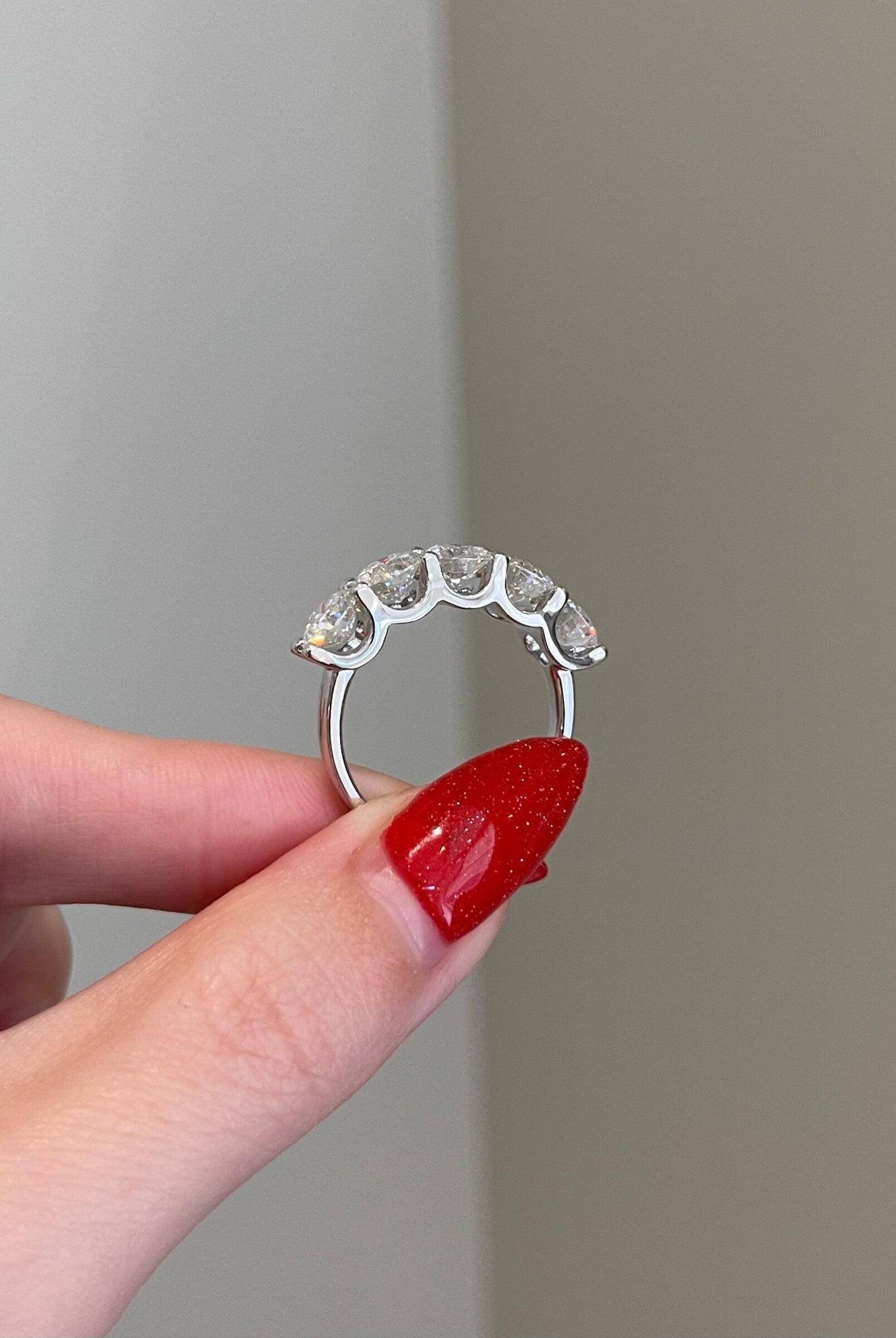 round-shaped-moissanite-five-stones-wedding-band