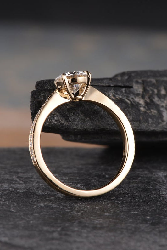 round-cut-solitaire-moissanite-engagement-ring-5