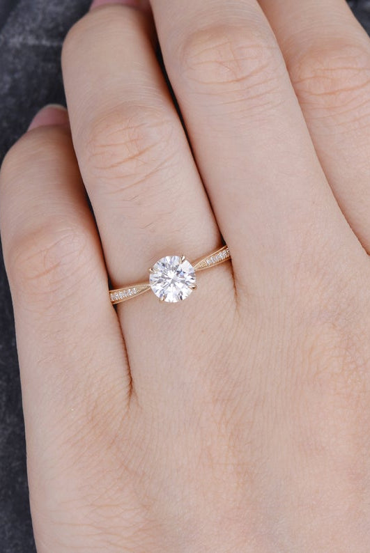 round-cut-solitaire-moissanite-engagement-ring-5