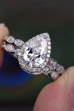pear-cut-halo-moissanite-bridal-ring-set
