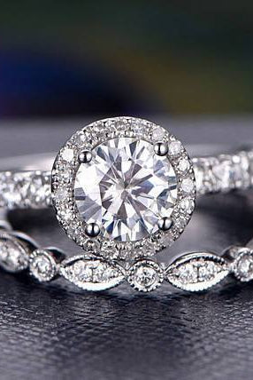 1-0-ct-round-cut-halo-moissanite-bridal-ring-set