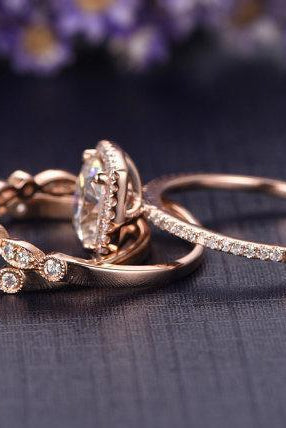 cushion-cut-halo-moissanite-bridal-ring-set