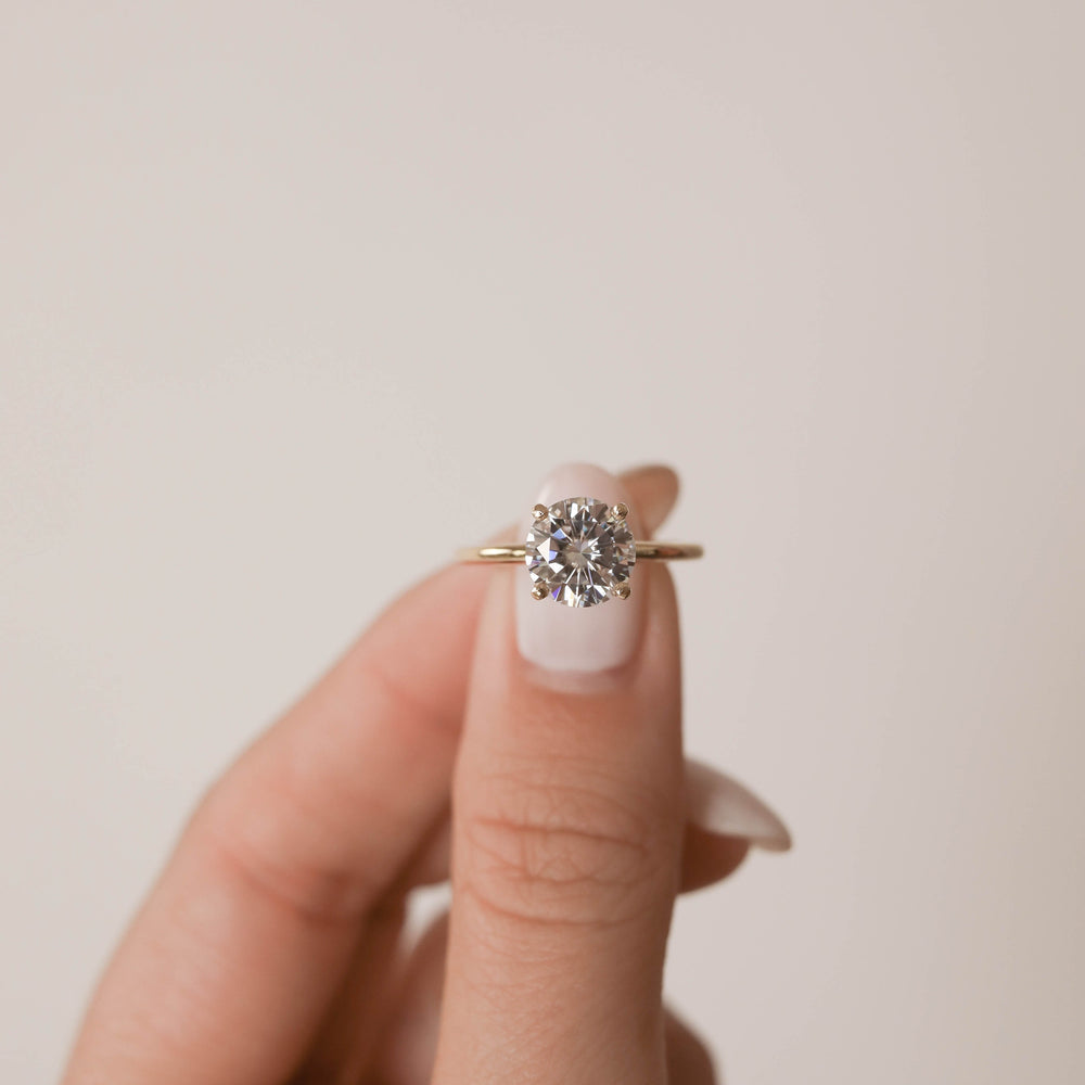 Round Cut Moissanite Engagement Ring