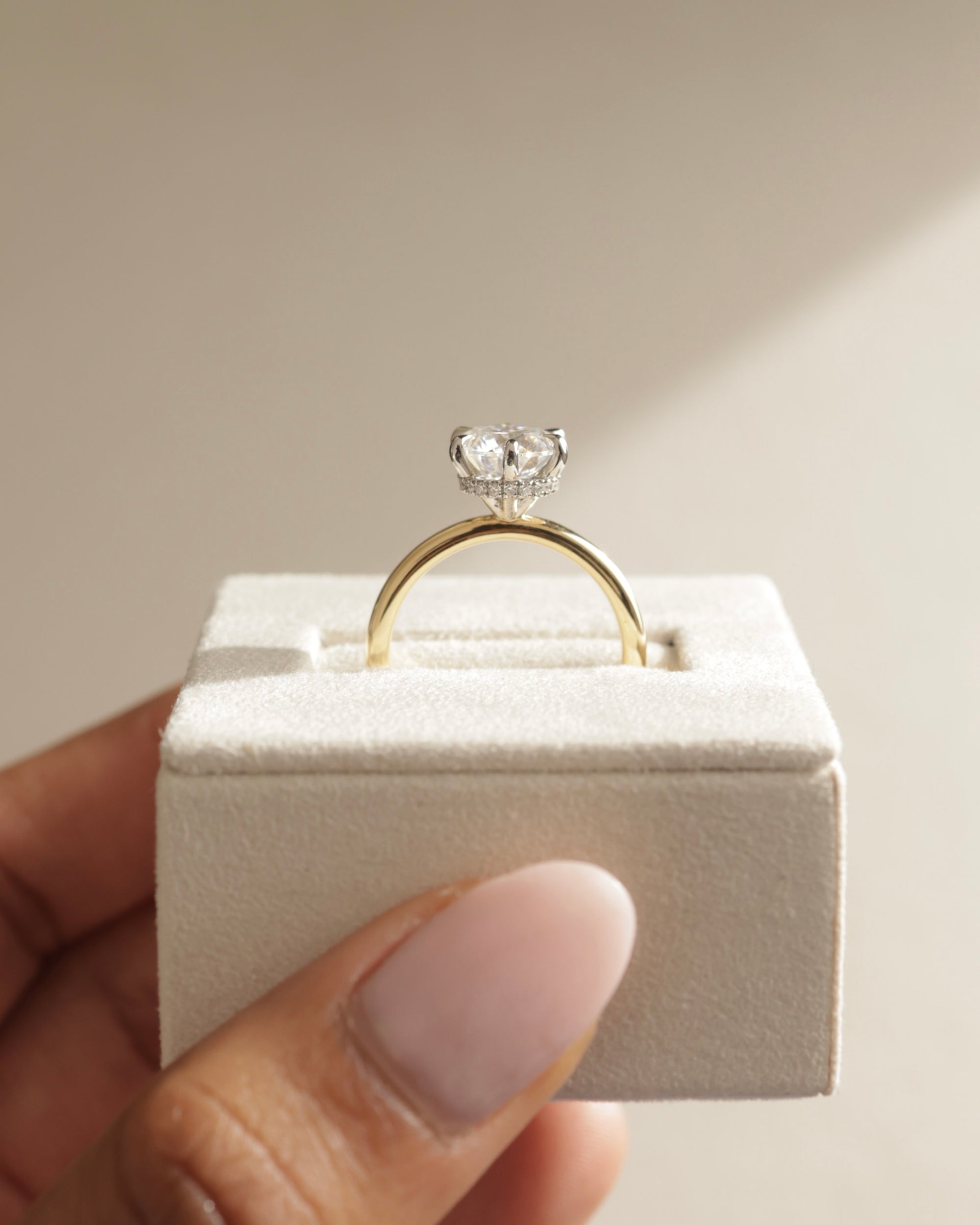 Round Cut Moissanite Engagement Ring