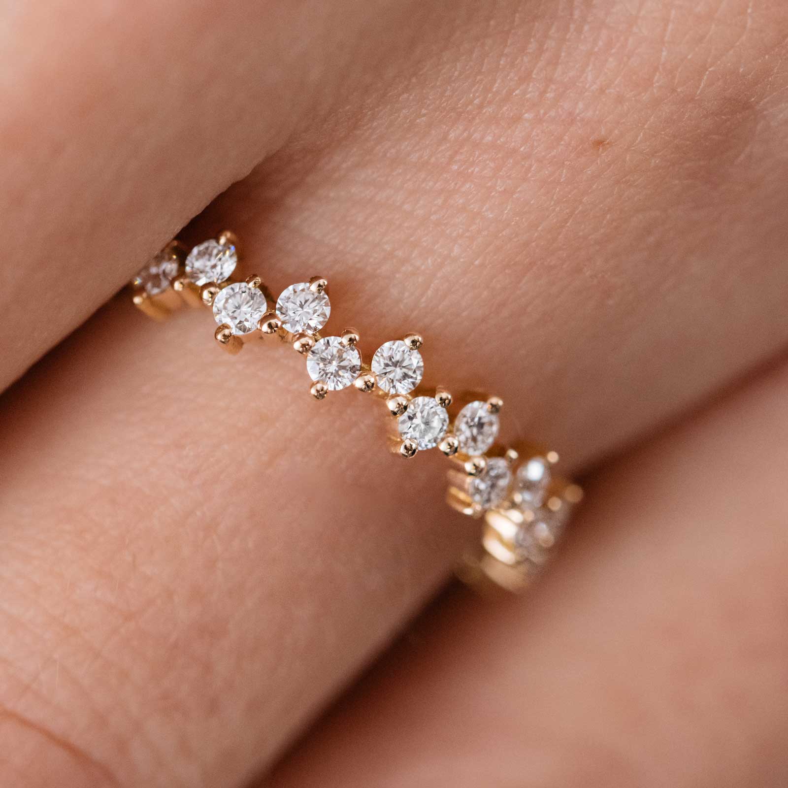 round-shaped-moissanite-cluster-wedding-band