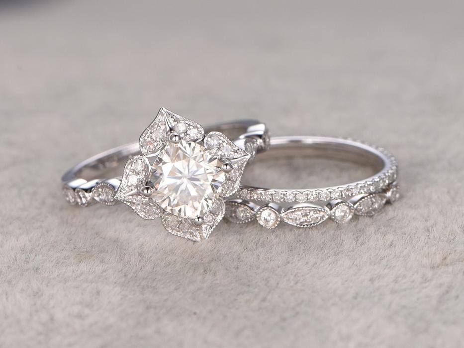 cushion-floral-style-moissanite-bridal-ring-set