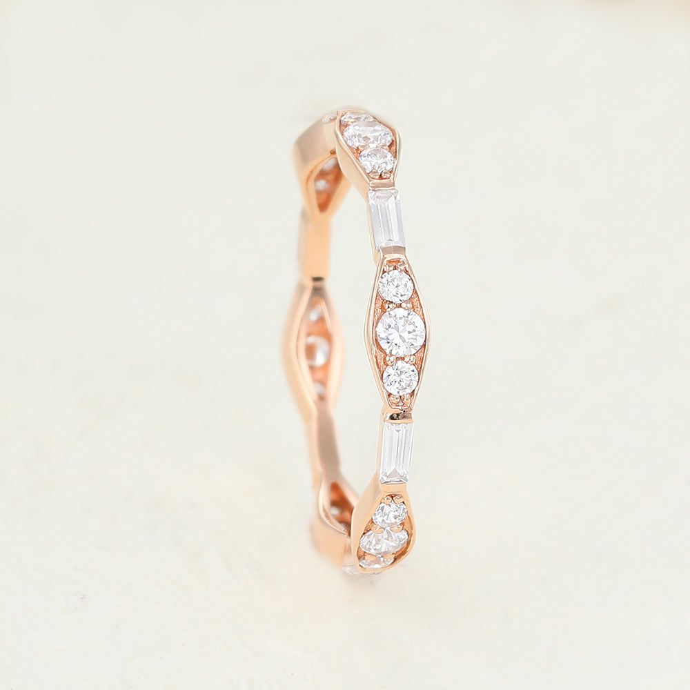 round-baguette-shaped-moissanite-vintage-style-wedding-band