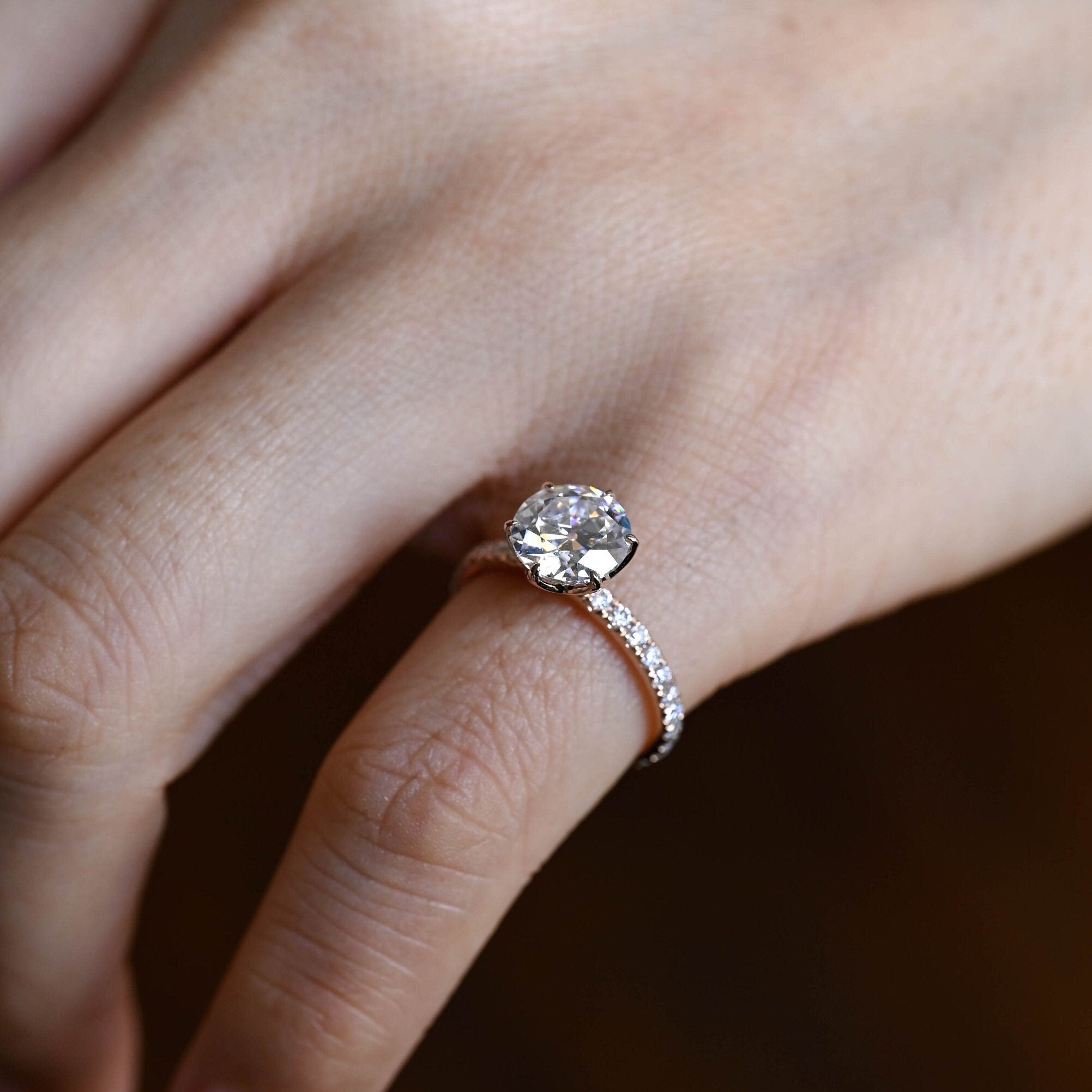 Round Cut Moissanite Engagement Ring