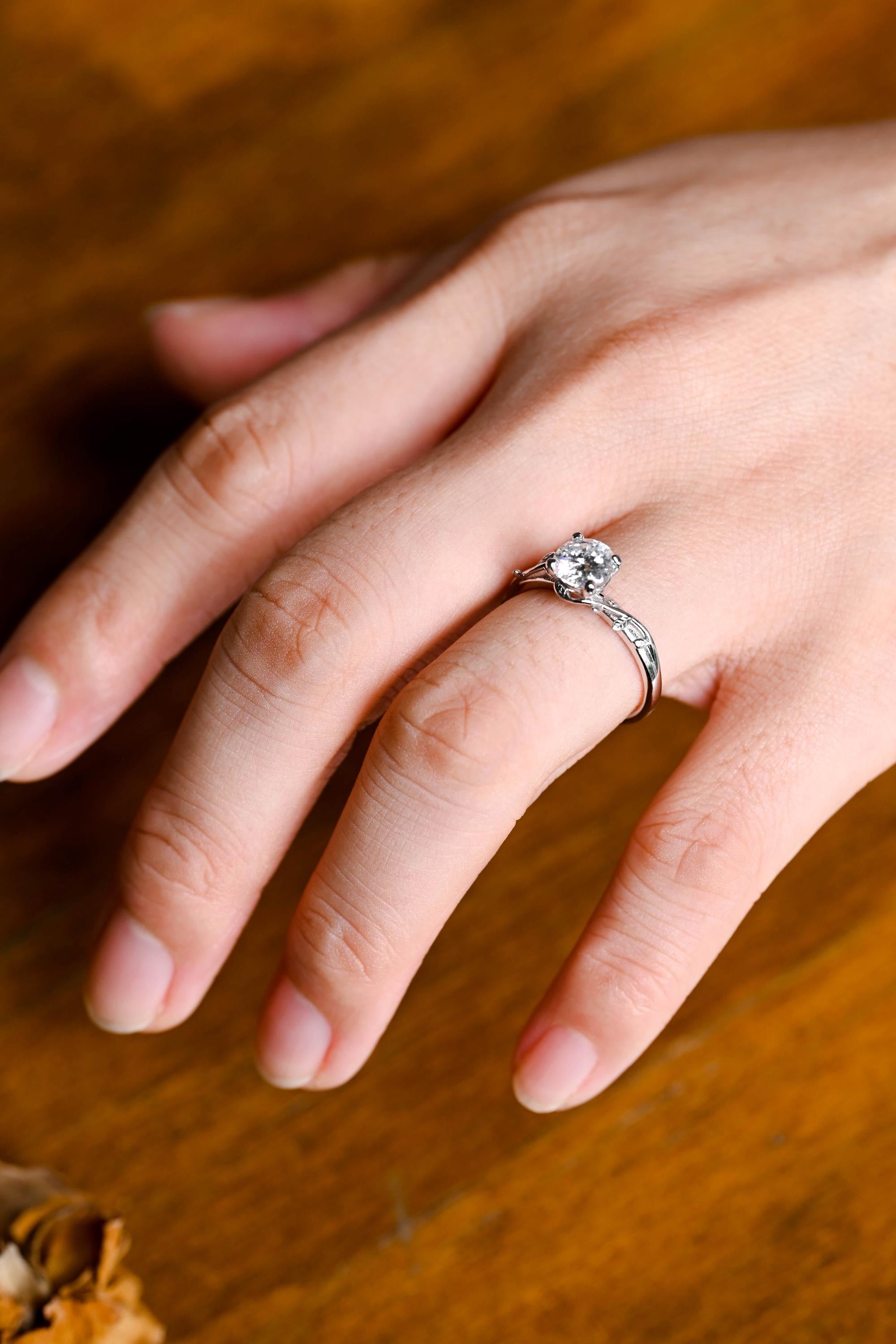 Luxury Round Brilliant Moissanite Engagement Ring