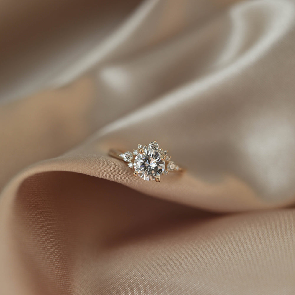 Luxury Round Engagement Ring