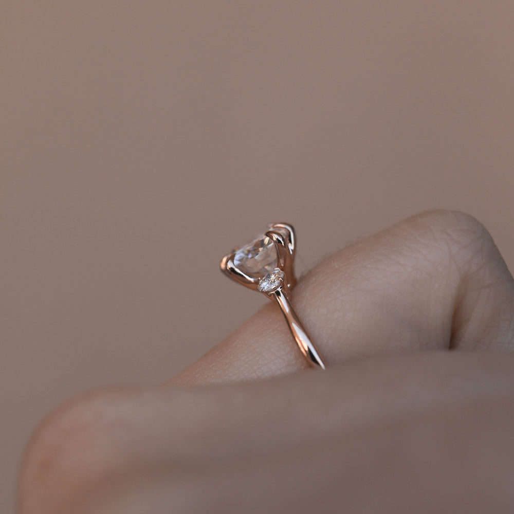 Round Cut Engagement Ring