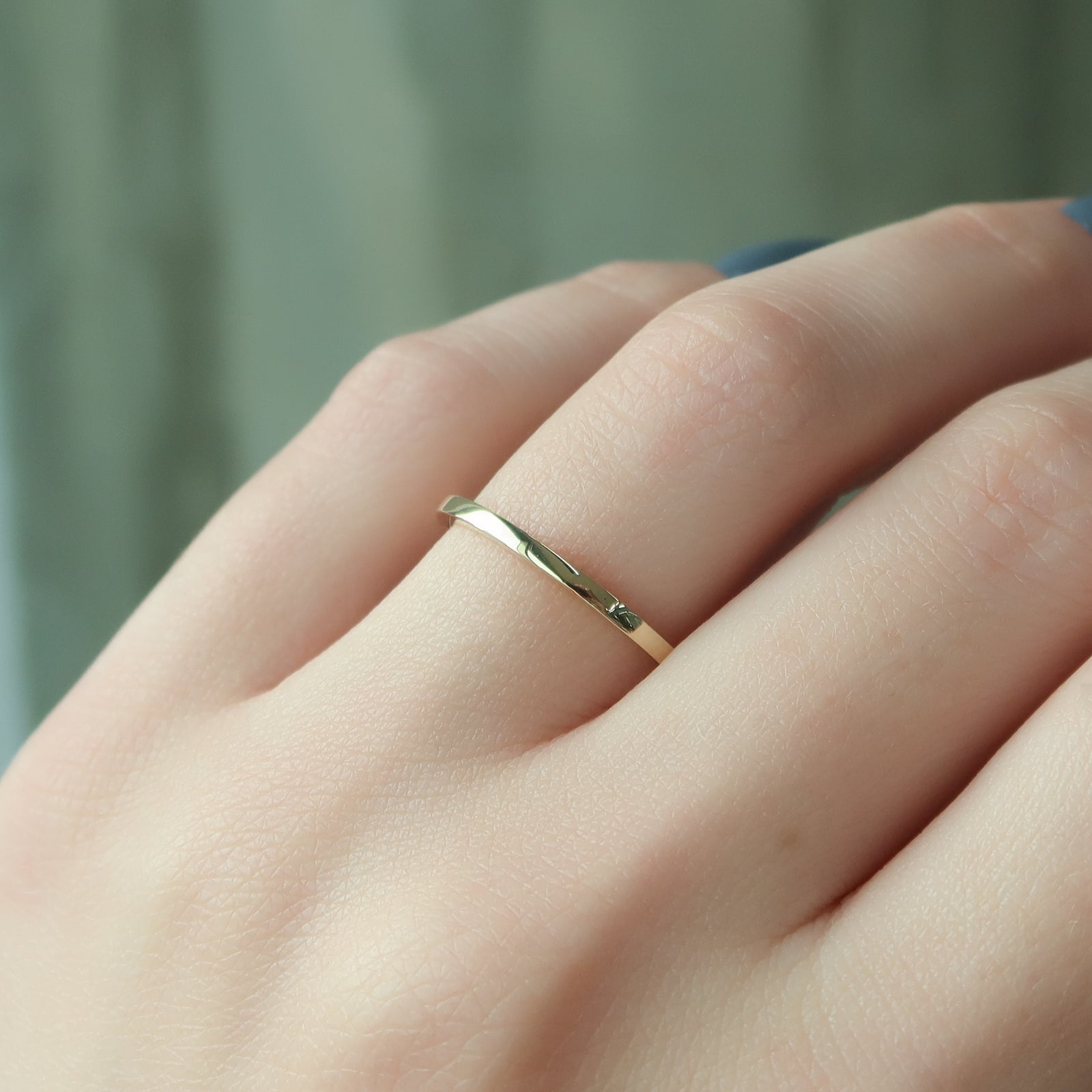 Slim Plain Solitaire Wedding Band
Minimalist Wedding Band
Thin Gold Wedding Band