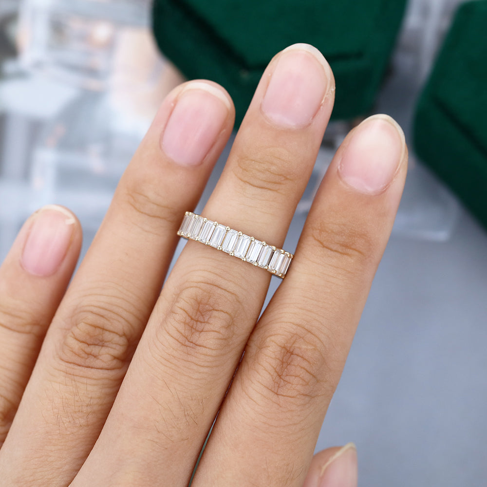 emerald-moissanite-shared-prong-setting-wedding-band