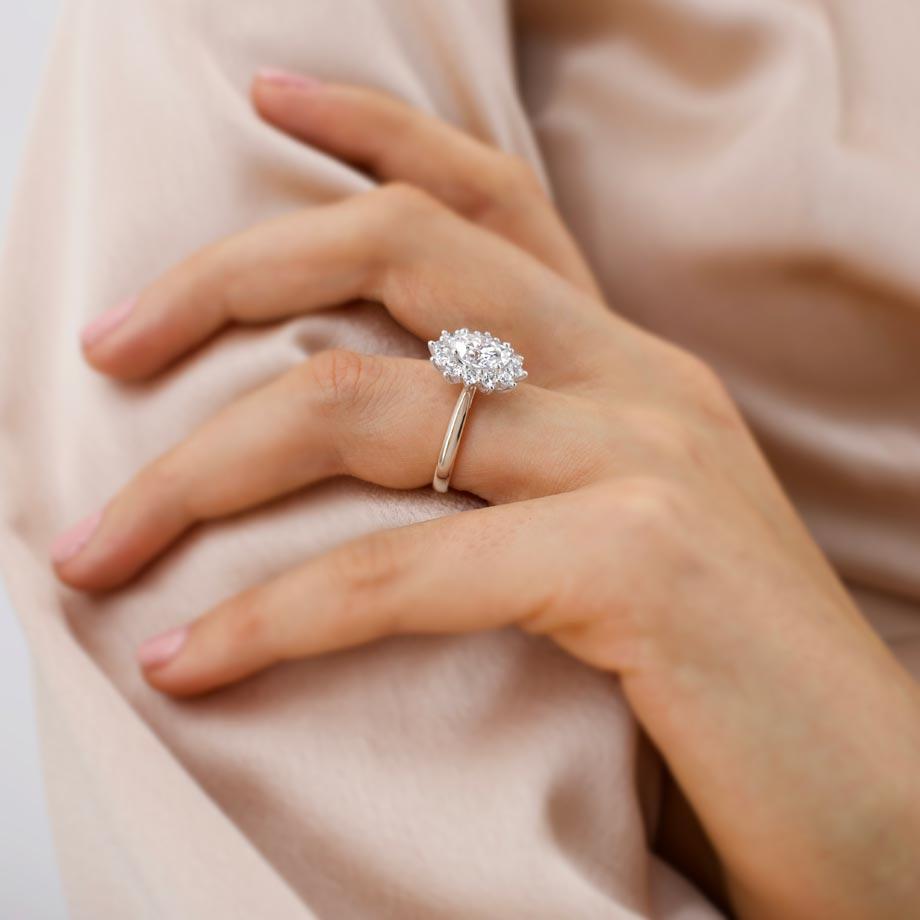 Oval Cut Moissanite Ring