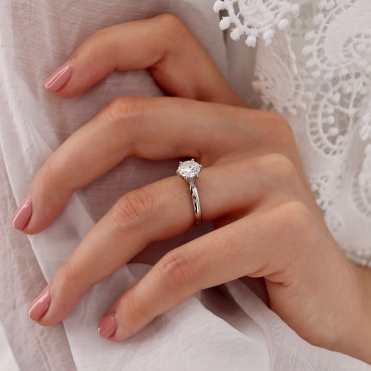 Round Cut Moissanite Engagement Ring