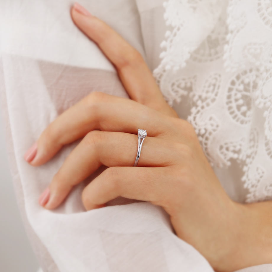 Round Cut Moissanite Engagement Ring