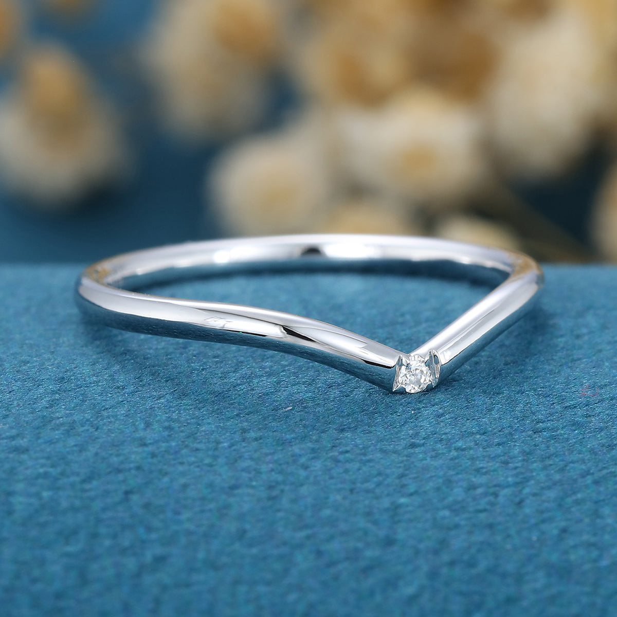 round-shaped-moissanite-curved-wedding-band