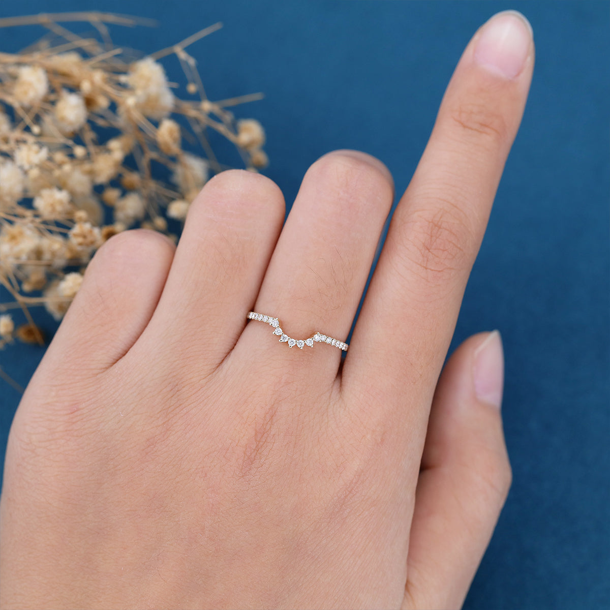 round-shaped-moissanite-curved-wedding-band