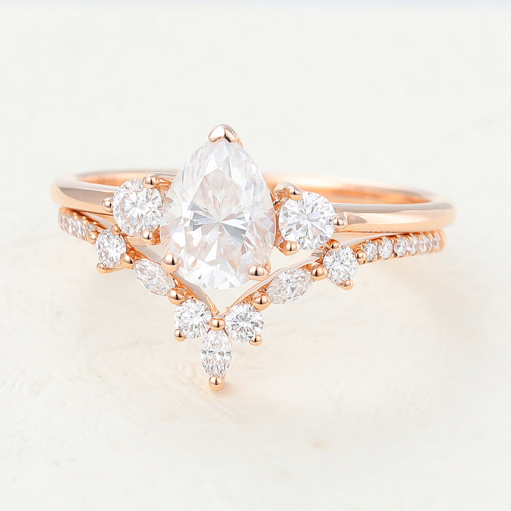 pear-moissanite-three-stones-bridal-ring-set