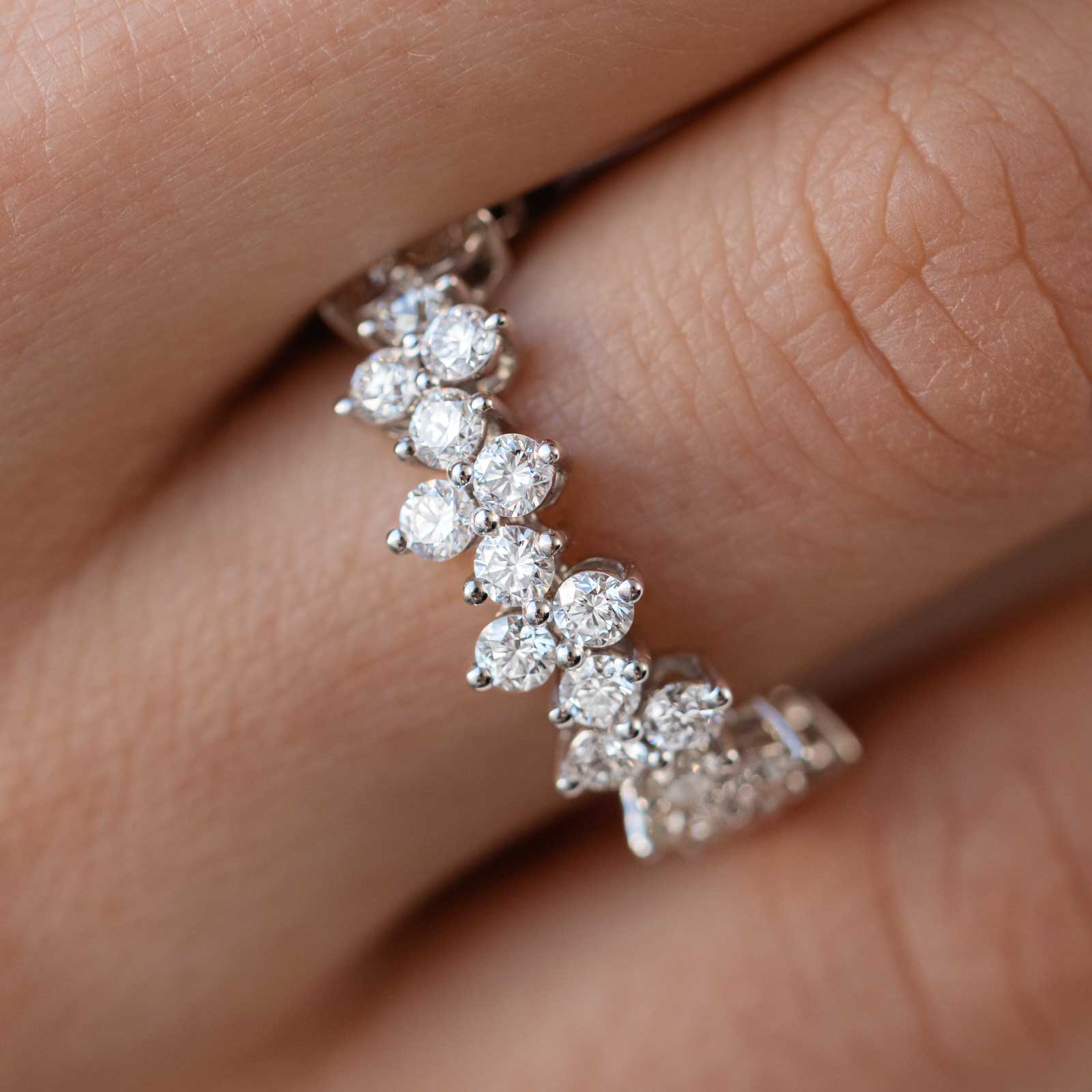 round-shaped-moissanite-cluster-wedding-band